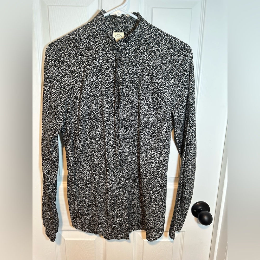 Jcrew the perfect shirt size small, small ruffle detail at buttons